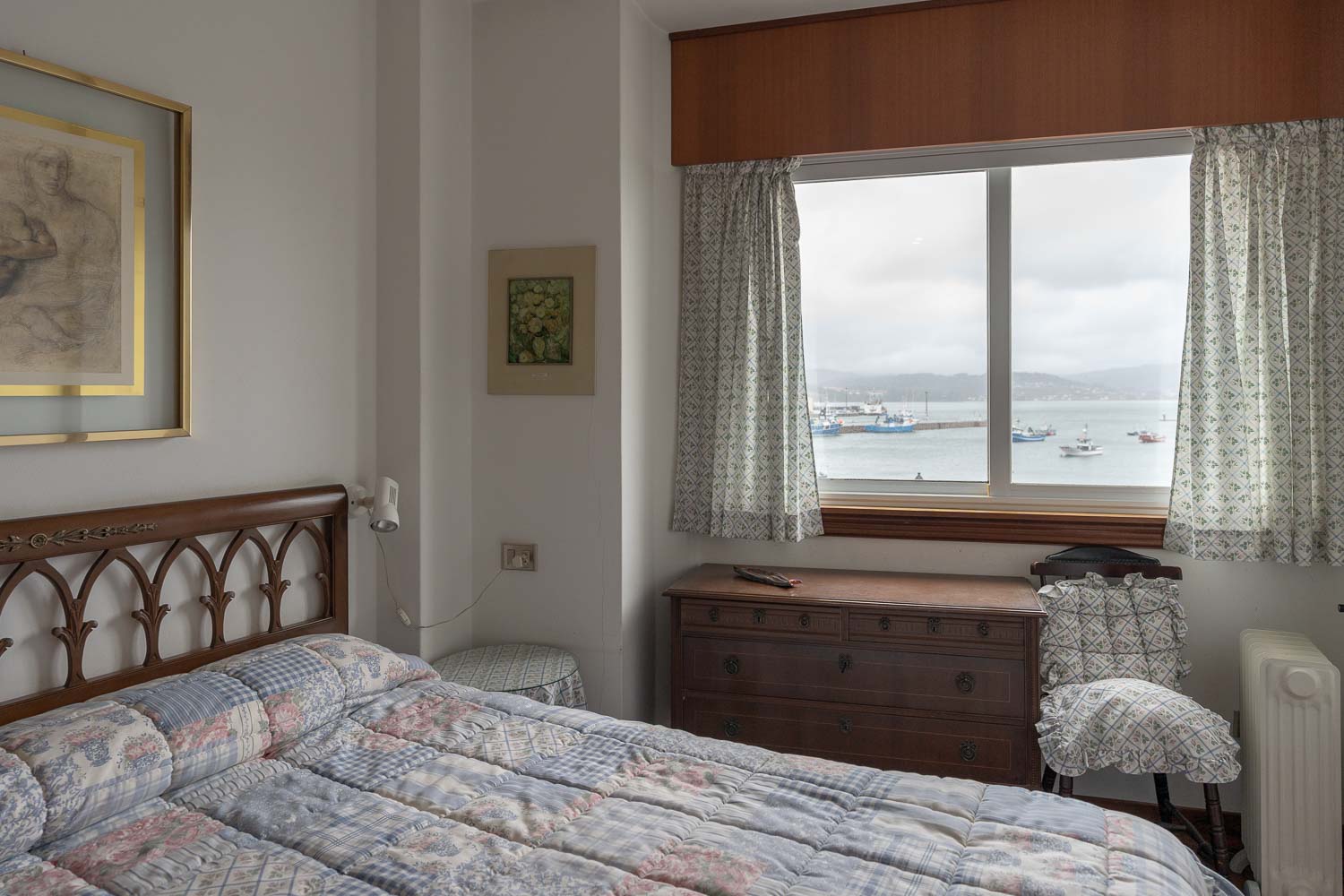 Dormitorio con vistas al mar ante de hacer home staging