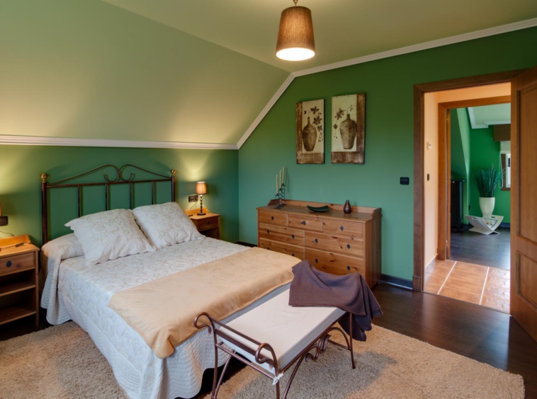 Dormitorio para invitados con cama de matrimonio y cómoda