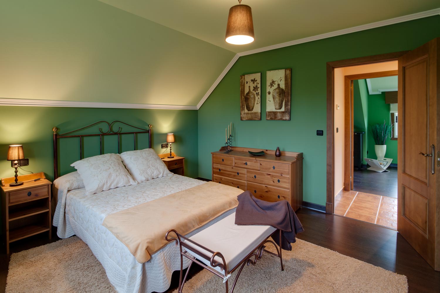 Dormitorio para invitados con cama de matrimonio y cómoda