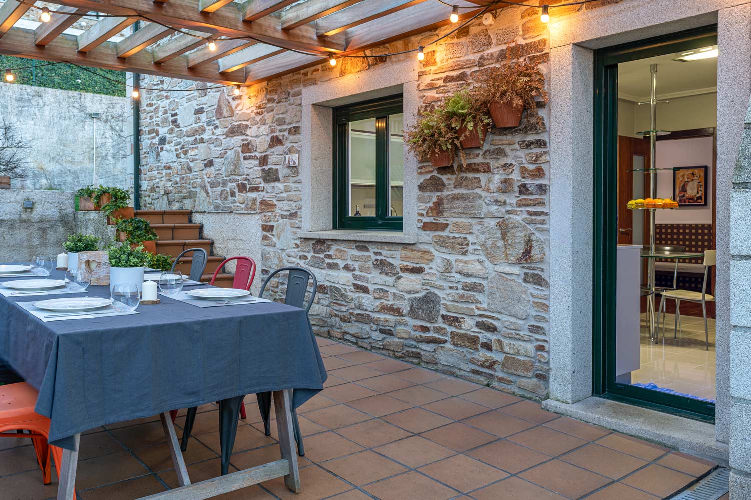 Mesa en terraza con suelo de gres y acceso directo a la cocina