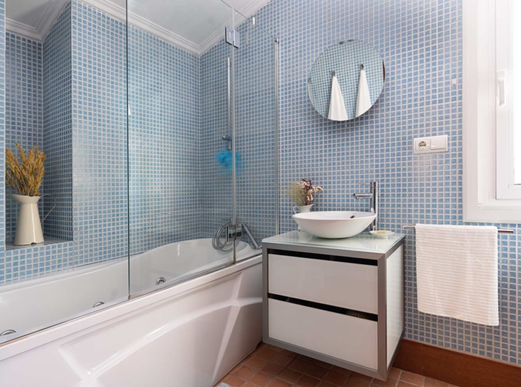 Cuarto de baño con bañera hidromasaje y lavabo de diseño minimalista