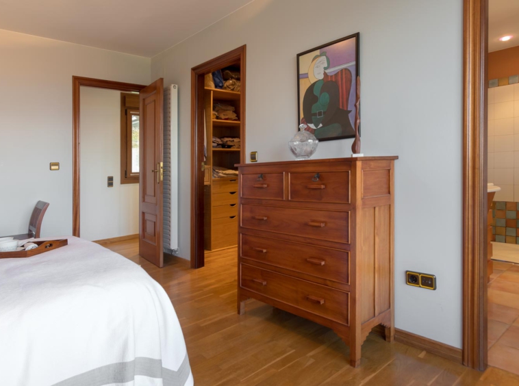 Dormitorio doble con vestidor y baño en suite con ducha_Preparación con Home Staging