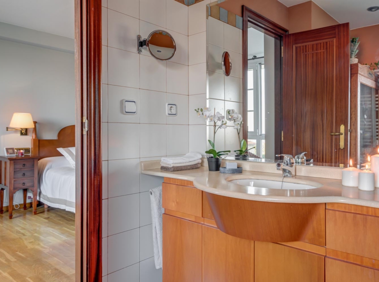 Baño clásico en suite_preparación con Home Staging_velas y orquídea