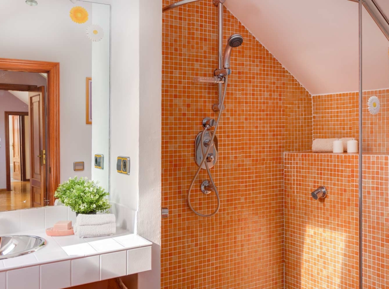 Cuarto de baño_Detalle_ azulejo mosaico en tonos naranjas_ Home Staging