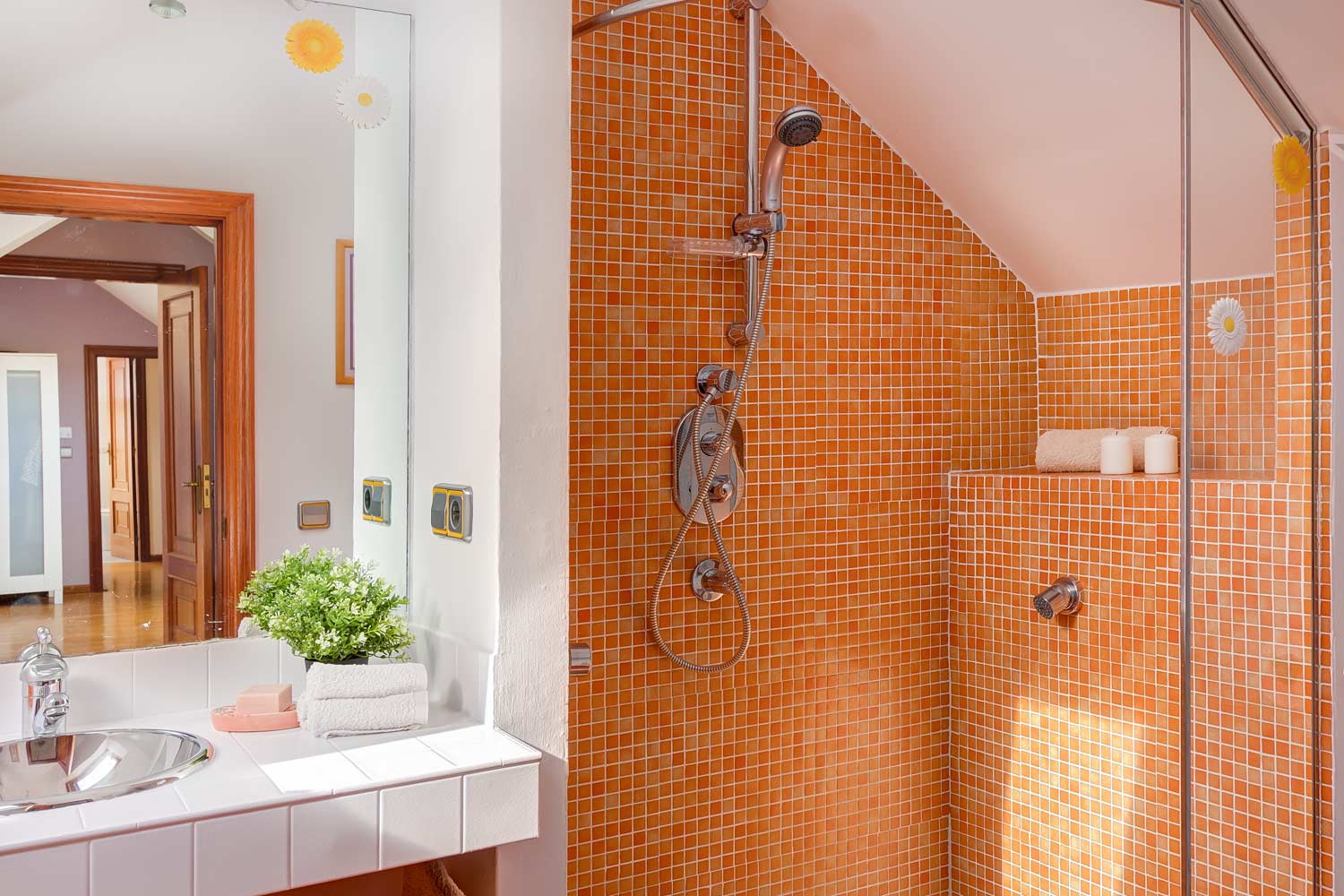 Cuarto de baño_Detalle_ azulejo mosaico en tonos naranjas_ Home Staging