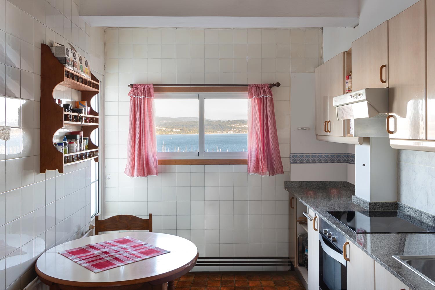 Cocina antigua en planta superior de vivienda unifamiliar en Sada y sus contornos_ Cortintas rosadas y vistas al mar