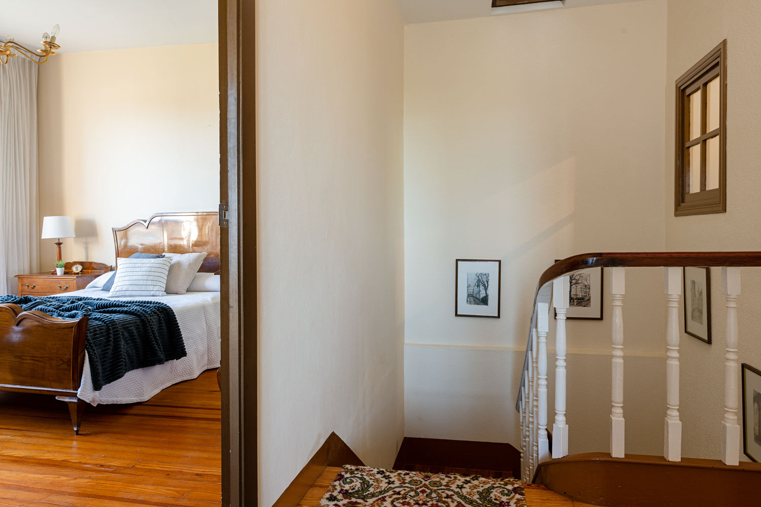 Escaleras y dormitorio matrimonio en unifamiliar Osedo_ Preparación con Home Staging_textiles azules y neutros