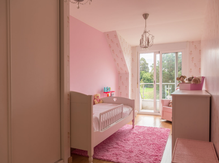 Dormitorio infantil con decoración en color rosa
