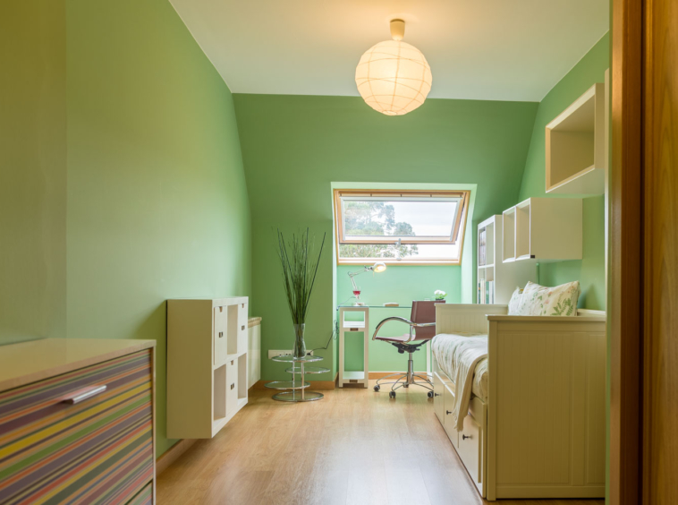 Dormitorio juvenil con cama nido y pintura en verde lima