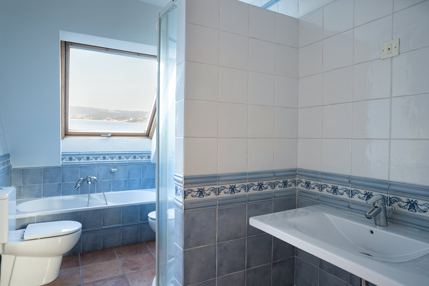 Baño con bañera hidromasaje y vistas al mar