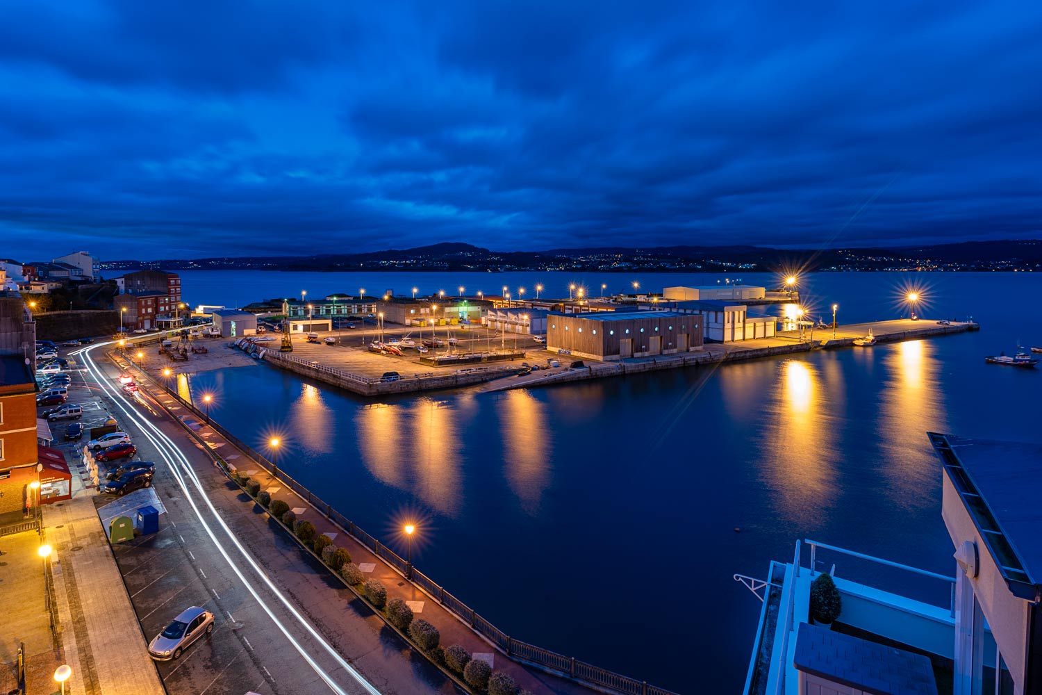 Vista nocturna del puerto de Sada