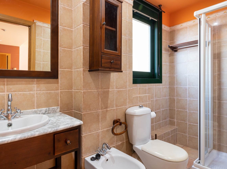Cuarto de baño con ducha y ventana_ azulejos de gres beige_ ático en párroco villanueva Sada