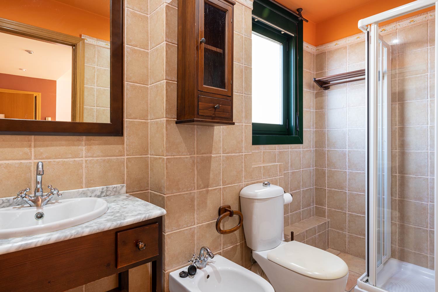 Cuarto de baño con ducha y ventana_ azulejos de gres beige_ ático en párroco villanueva Sada