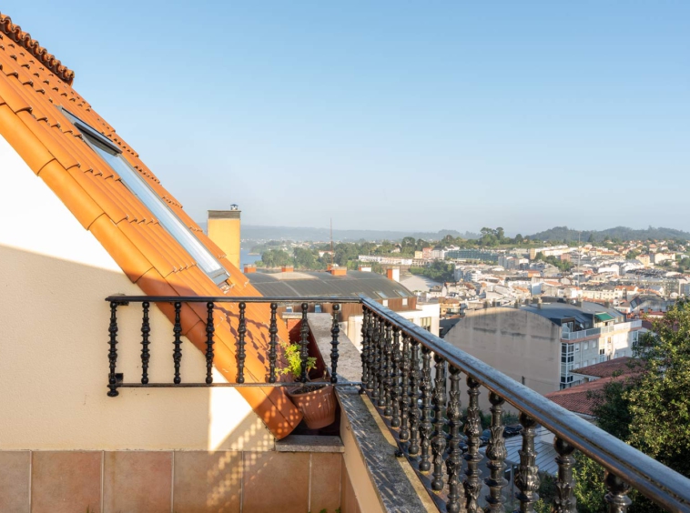 Vistas a Sada desde la terraza de un ático en párroco villanueva