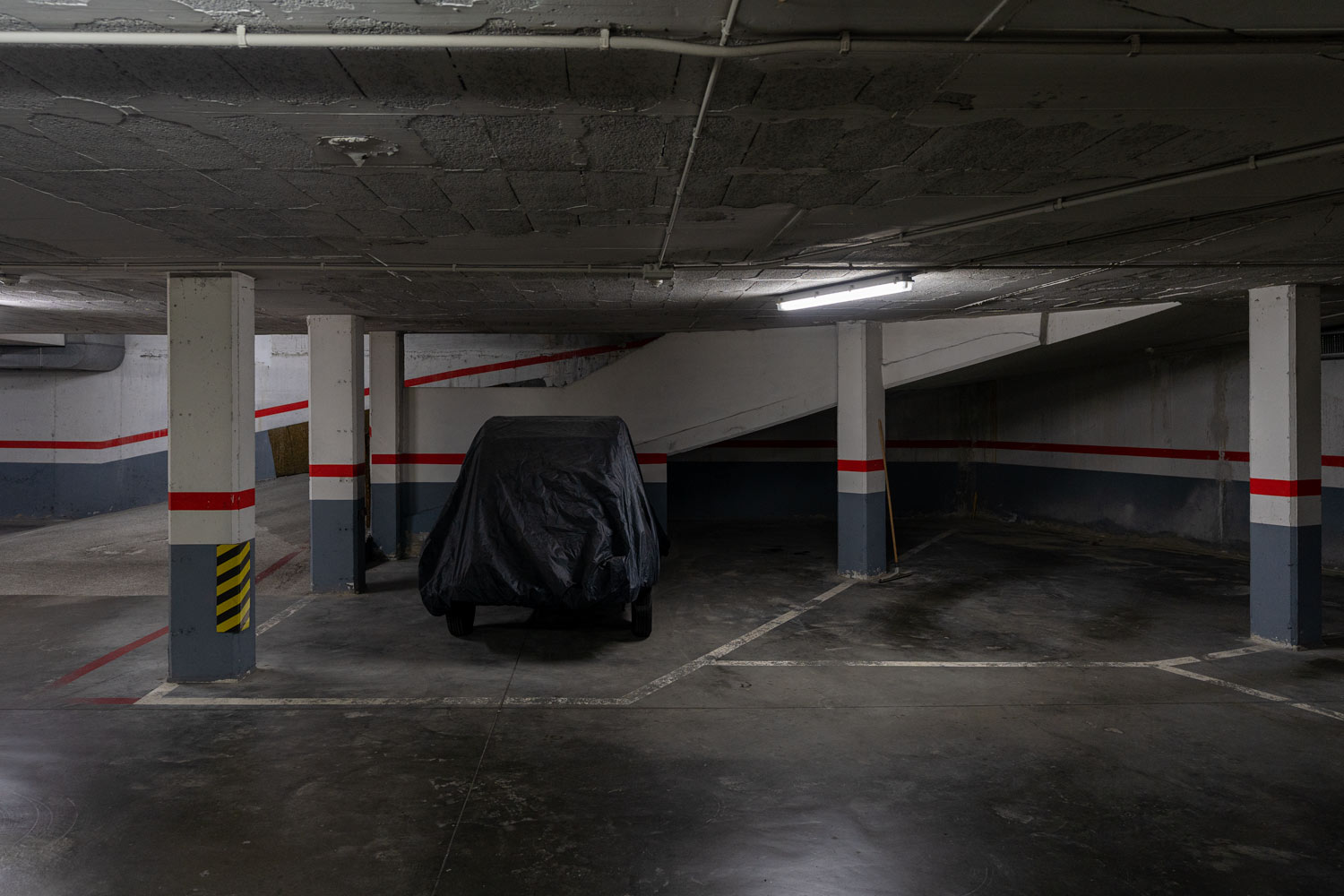 Plaza de garaje en párroco villanueva Sada_ coche tapado