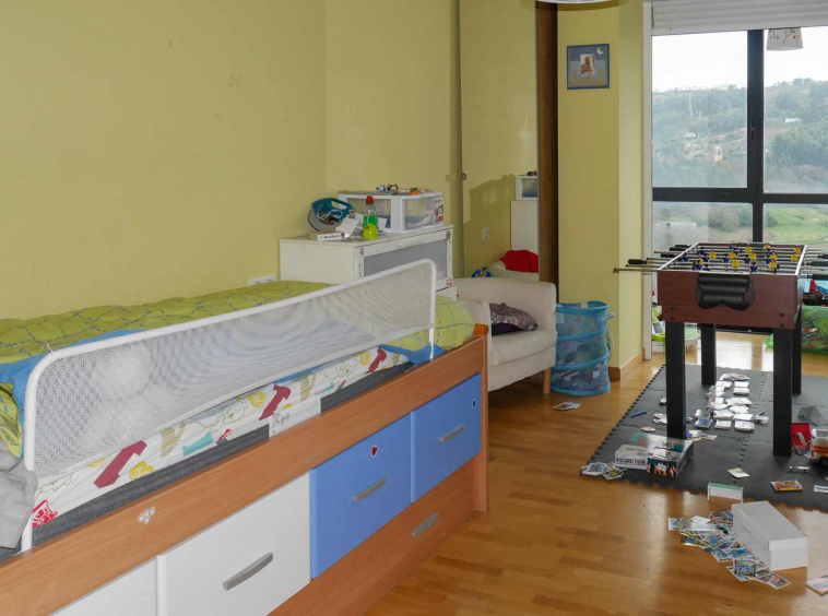 Dormitorio individual amarillo con gran ventanal antes de Home Staging_caos_ cajas, cosas y juguetes por todas partes