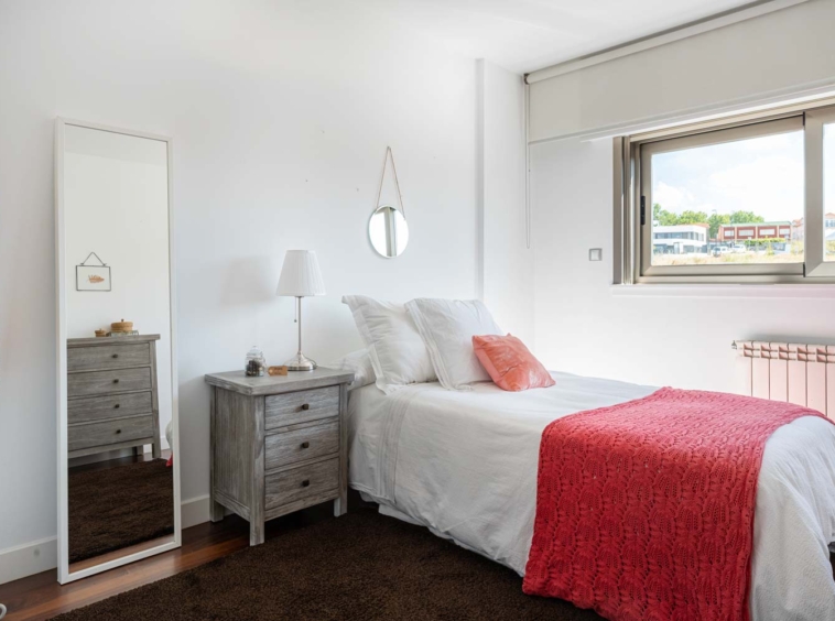Dormitorio doble con decoración en coral_ Vistas hacia la ventana_unifamiliar Oleiros