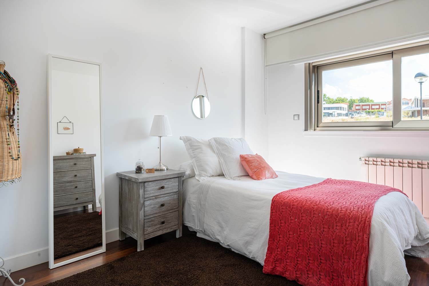 Dormitorio doble con decoración en coral_ Vistas hacia la ventana_unifamiliar Oleiros