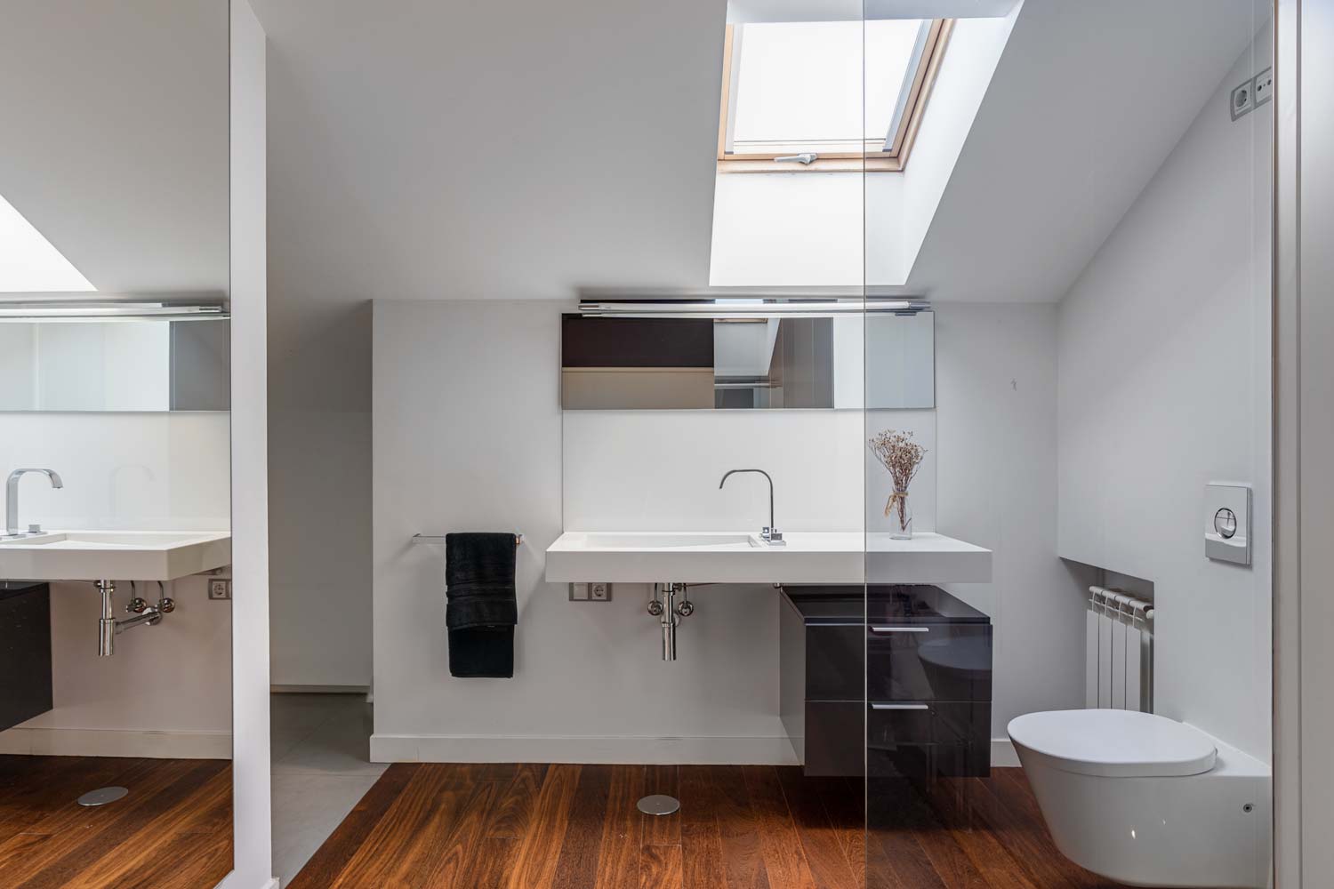 Vista general cuarto de baño planta alta vivienda unifamiliar Oleiros_lavabo y mueble suspendido con suelo de madera y mampara de vidrio