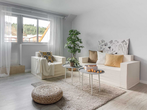 Home Staging completo con muebles de cartón y reales_ Guirnalda de luces sobre la mesa y plantas