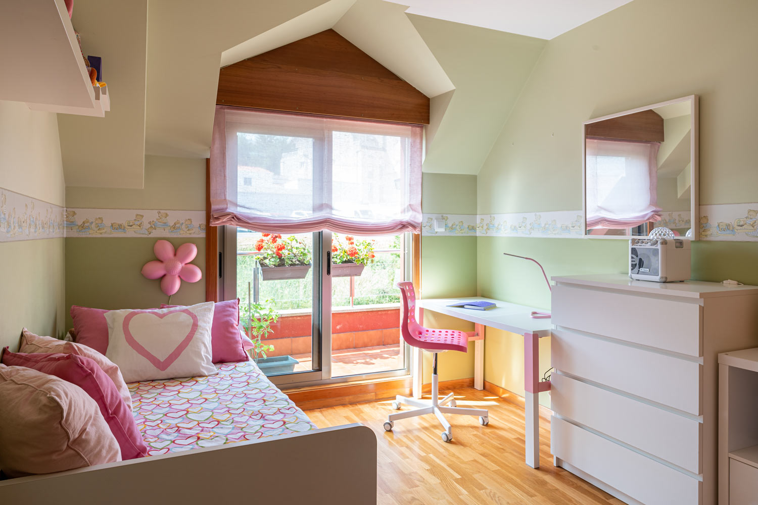 Dormitorio infantil preparado con Home Staging_paredes verdes y toques de color en rosa