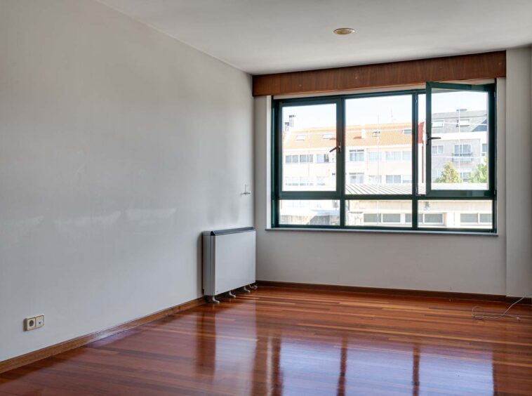 Salón en piso Betanzos_ ventana de pvc verde y acumulador eléctrico