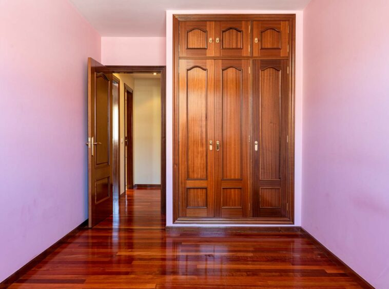 Dormitorio rosa vacío en piso Betanzos con armario empotrado