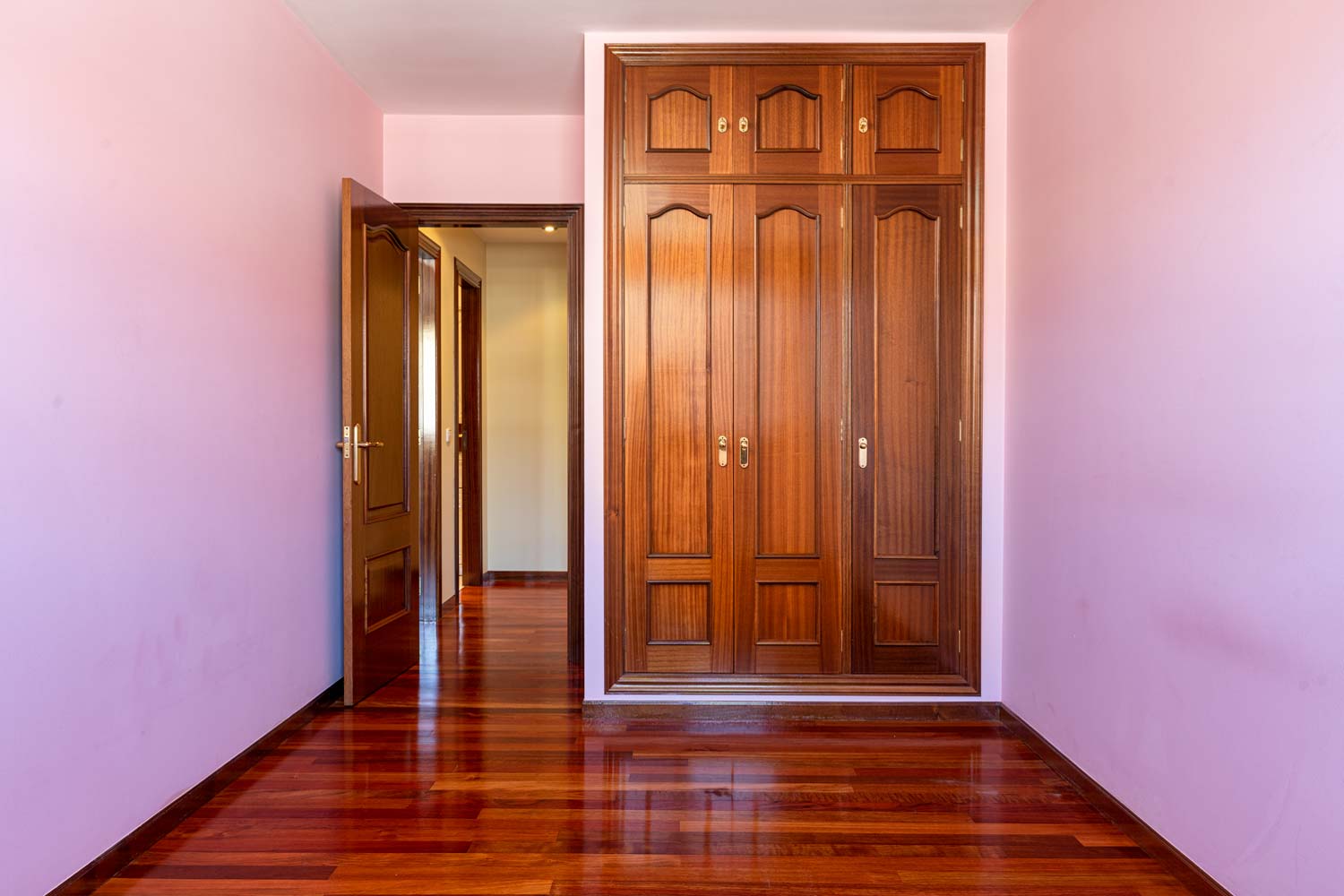 Dormitorio rosa vacío en piso Betanzos con armario empotrado