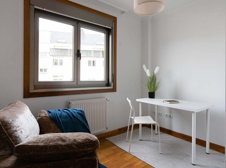 Dormitorio individual usado como despacho en piso Rúa Betanzos_ Escritorio con planta y libro
