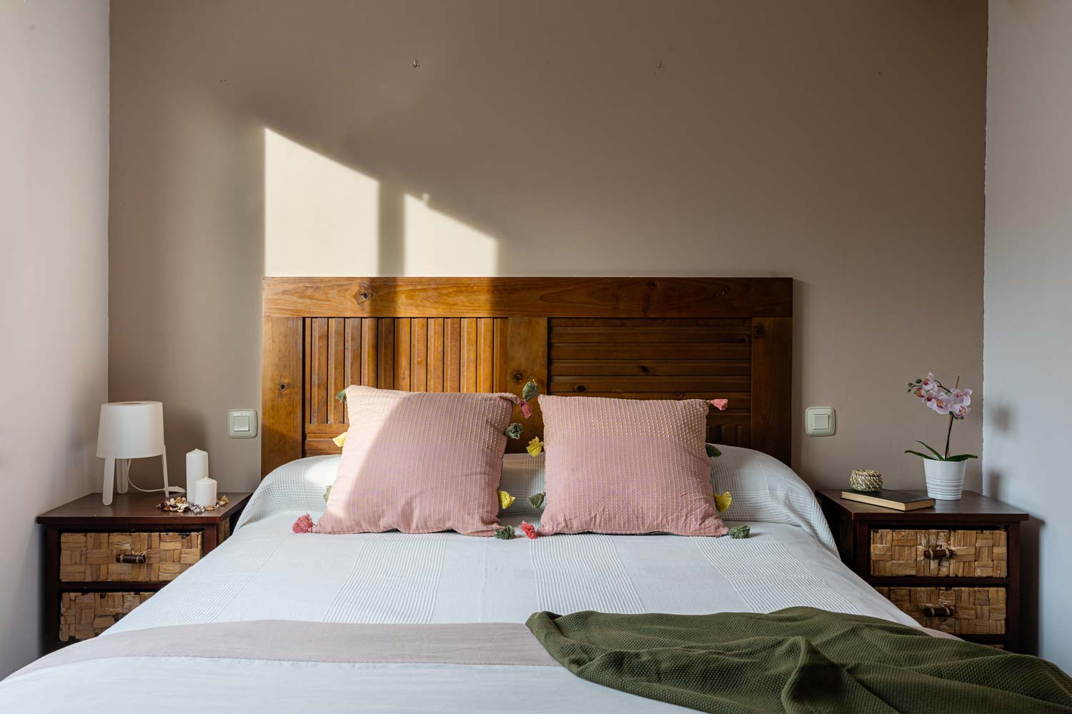 Dormitorio con mobiliario en madera