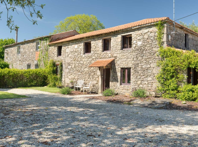 Casa de piedra rústica en venta por Morando Inmobiliaria.