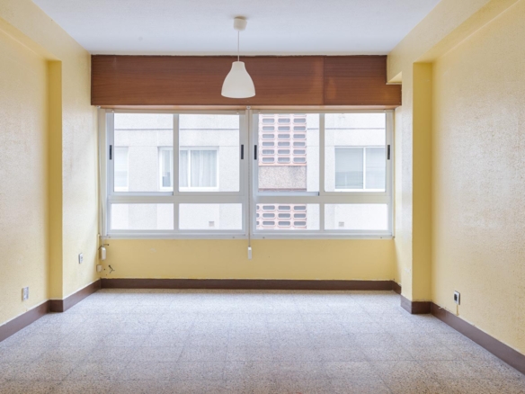 Sala de estar vacía y luminosa en piso en venta en Sada, gestionado por Morando Inmobiliaria.