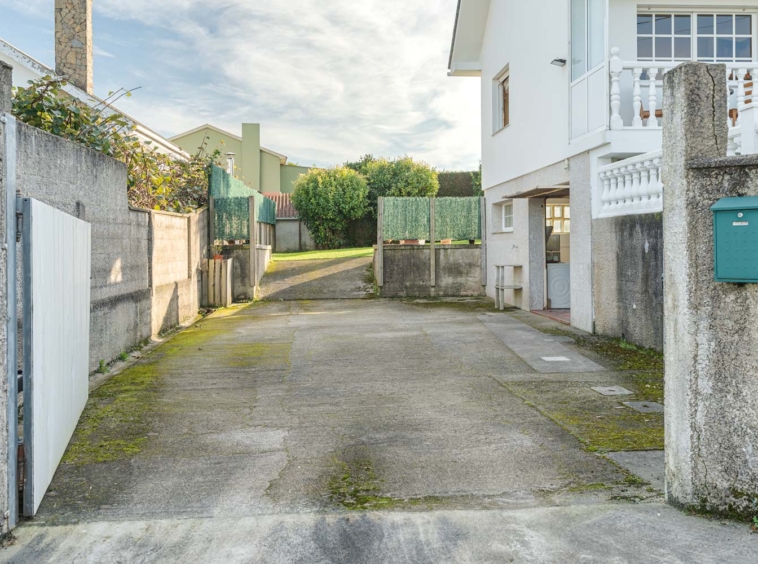 Camino de entrada a casa en venta en Sada con acceso pavimentado y jardín.