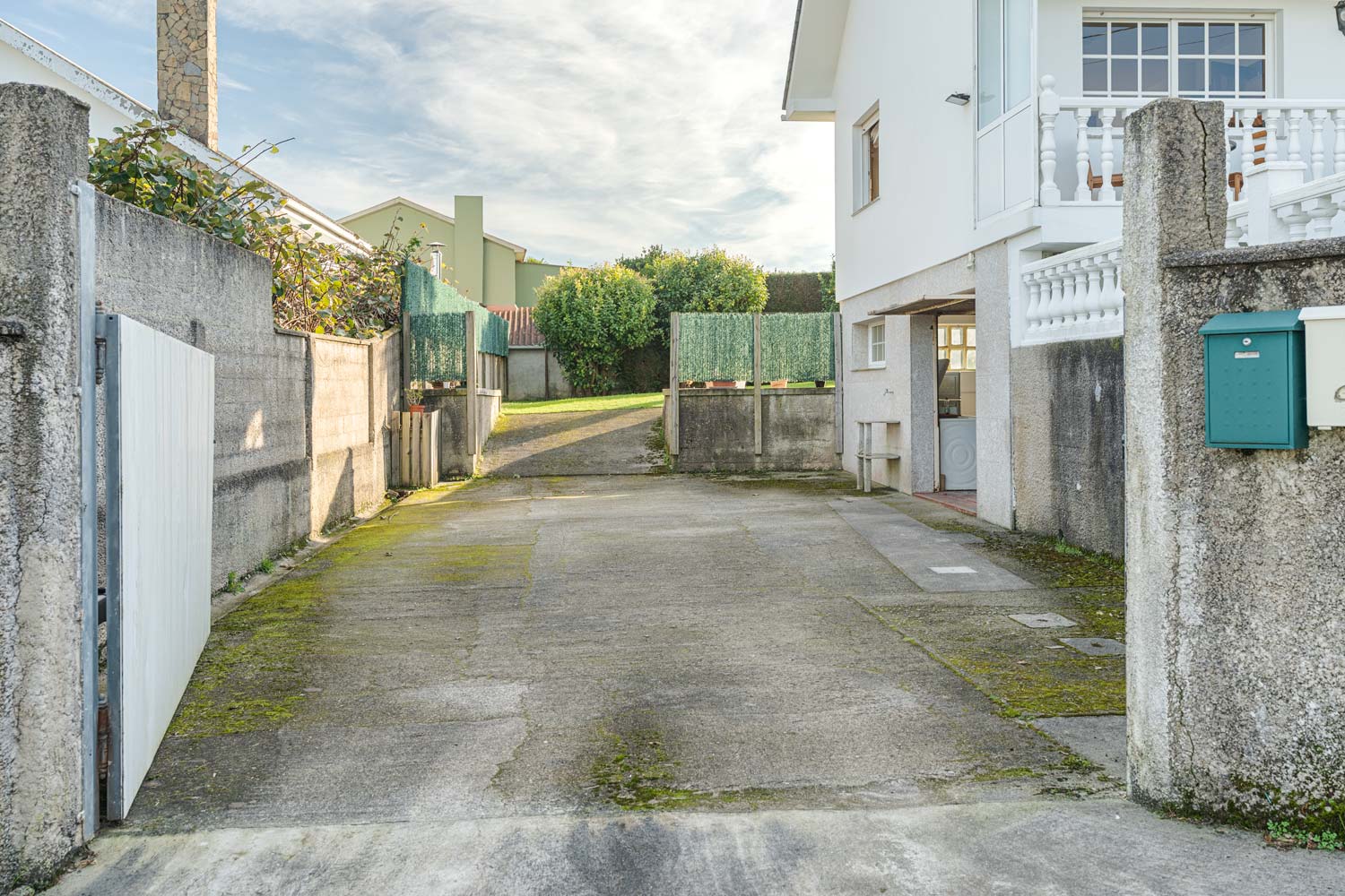 Camino de entrada a casa en venta en Sada con acceso pavimentado y jardín.