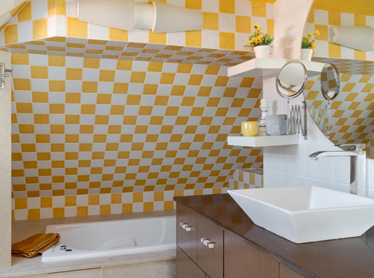 Baño moderno con azulejos en amarillo y blanco en piso en venta en Sada