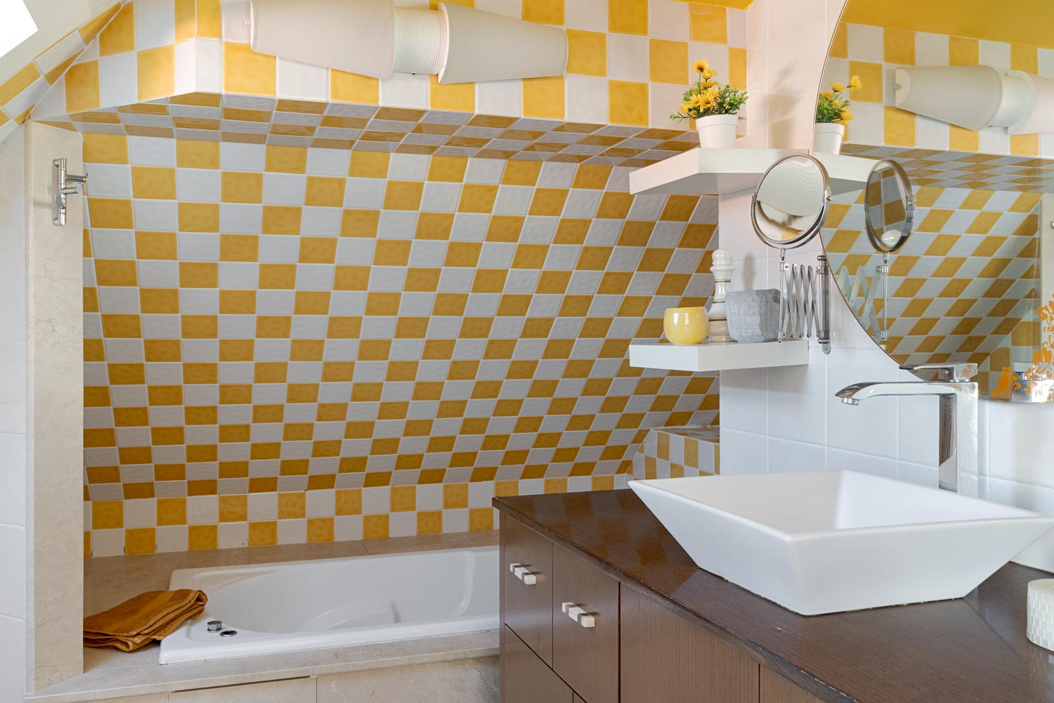 Baño moderno con azulejos en amarillo y blanco en piso en venta en Sada