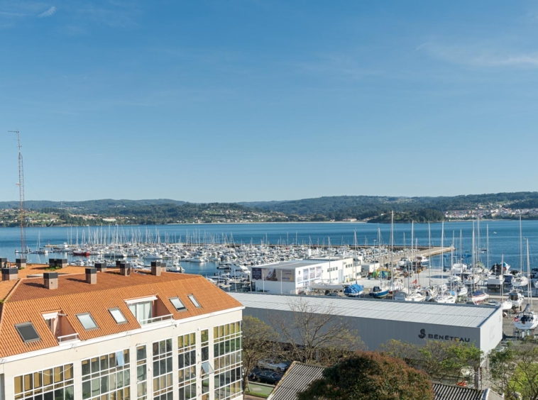 Vistas panorámicas del puerto deportivo de Sada desde un piso en venta por inmobiliaria Morando.