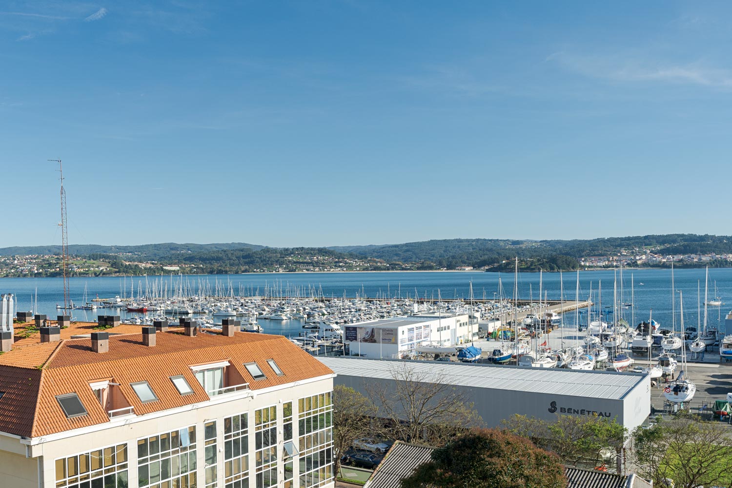 Vistas panorámicas del puerto deportivo de Sada desde un piso en venta por inmobiliaria Morando.